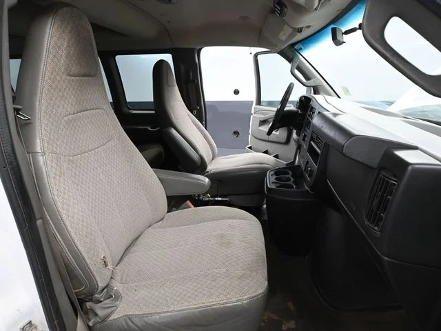 2017 Chevrolet Express Passenger LS - Photo 36