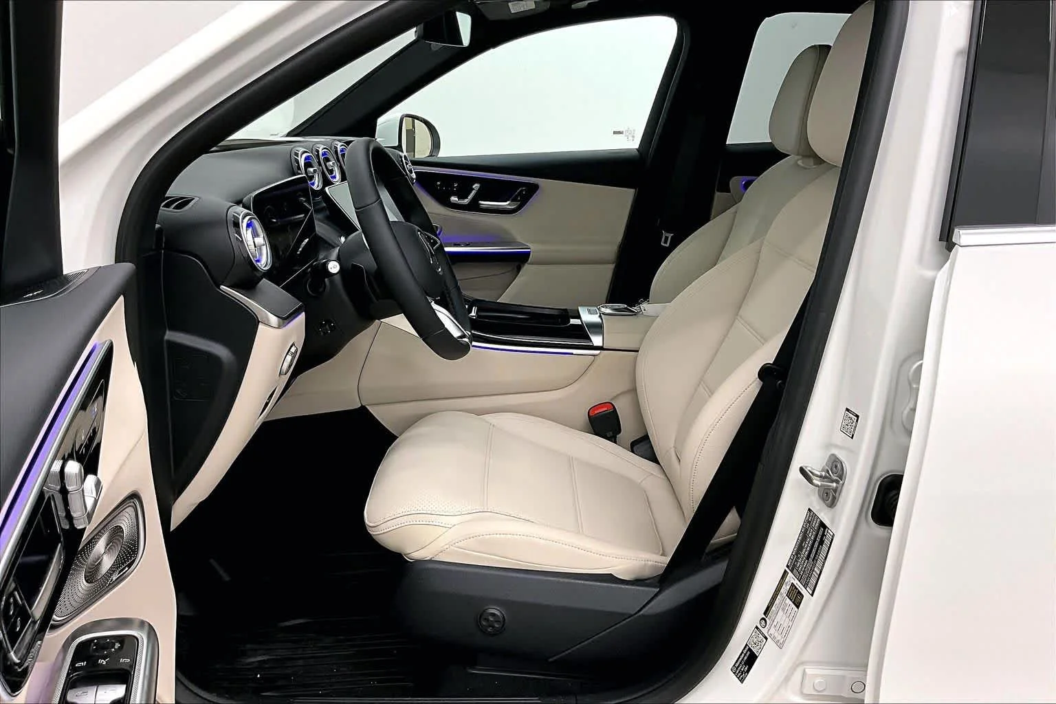 New 2026 Polar White Mercedes-Benz GLC 300 image 9