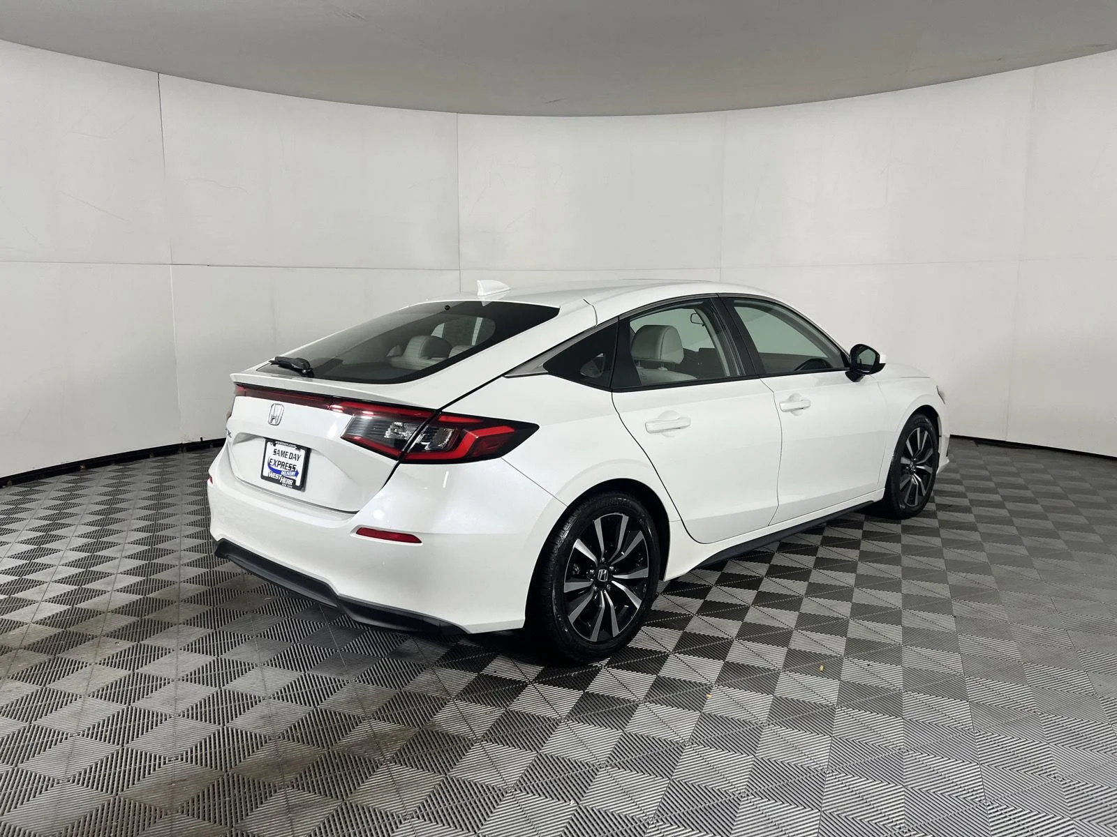 Used 2024 Platinum White Pearl Honda EX-L image 25