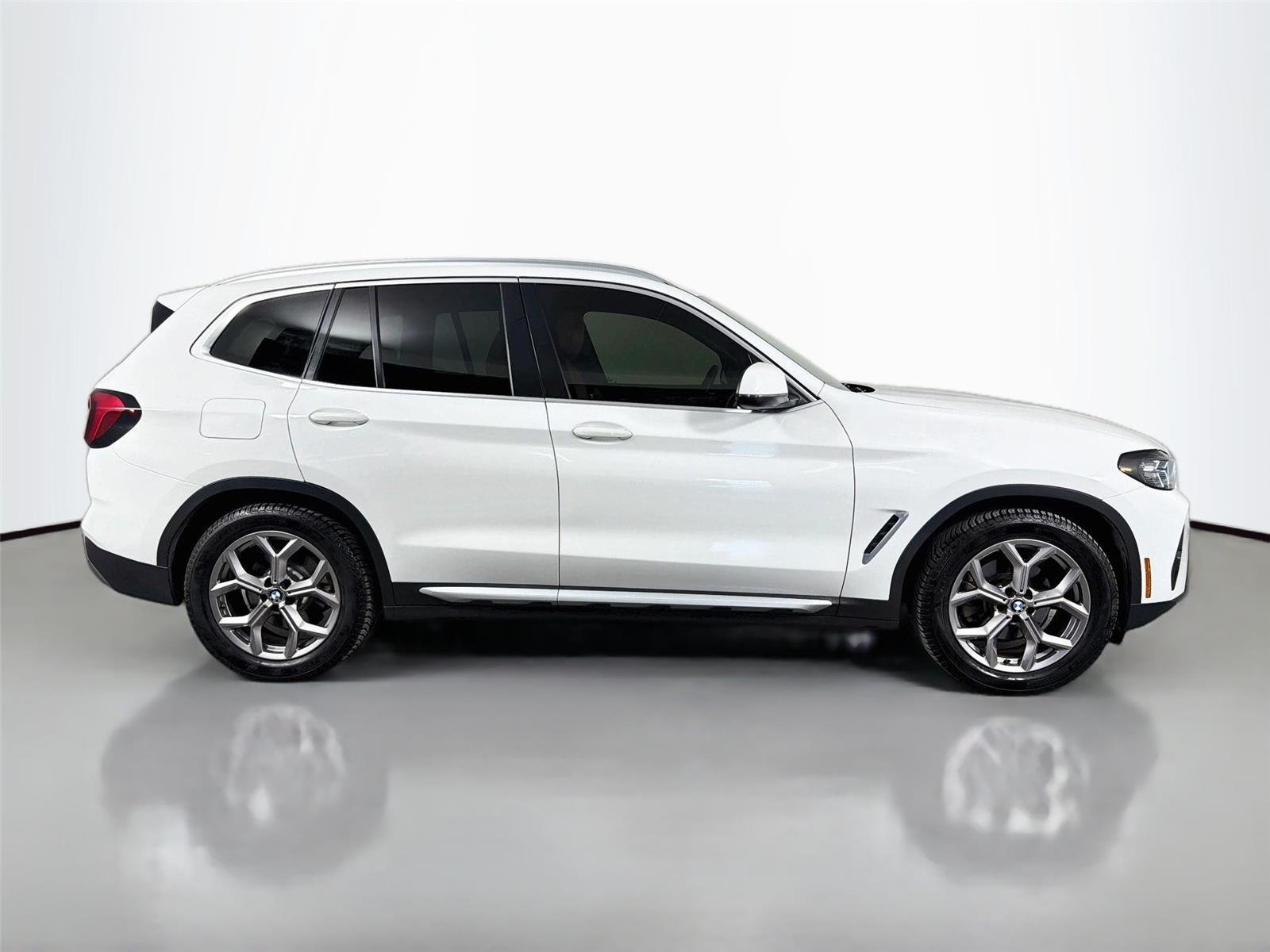 Used 2022 Alpine White BMW sDrive30i image 4