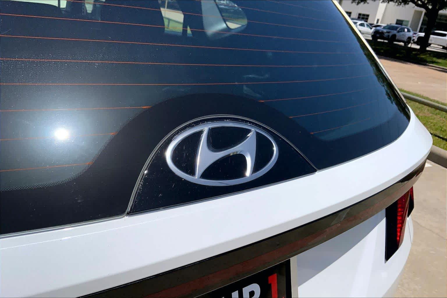 Used 2022 Quartz White Hyundai SE image 30