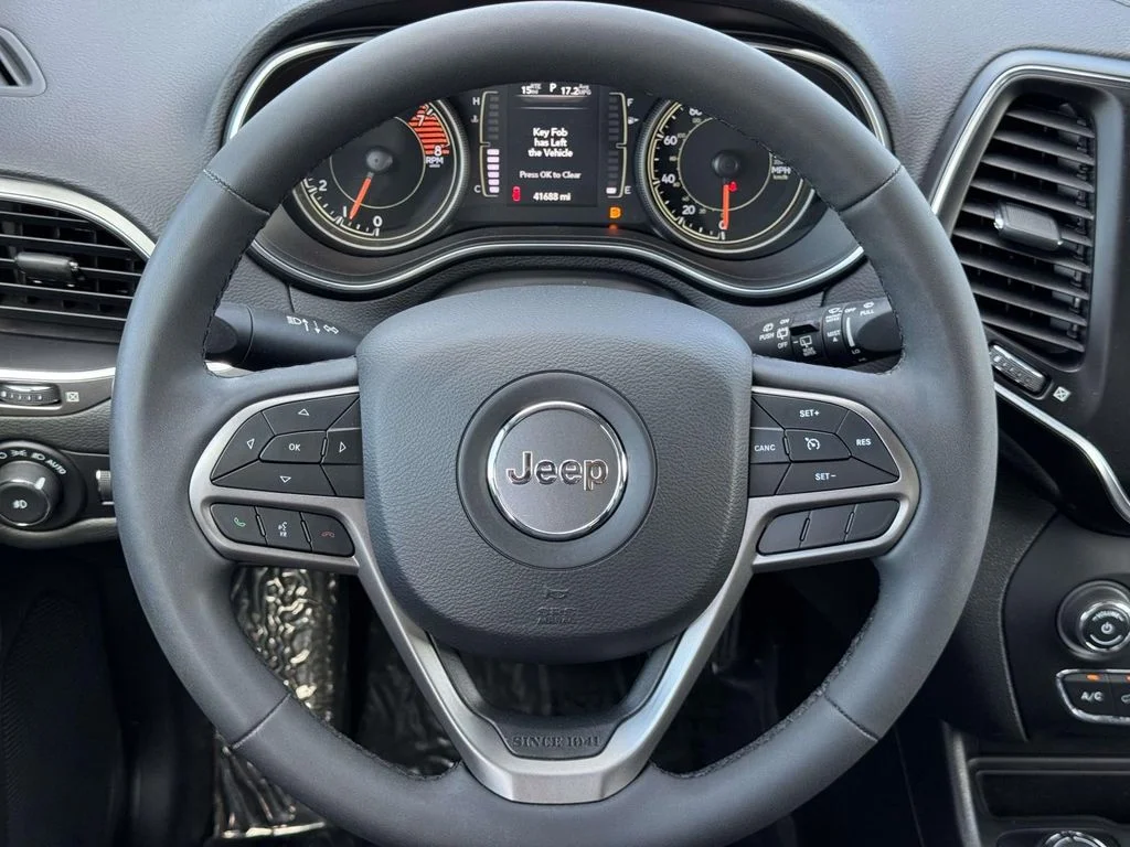 Used 2021 Bright White Clearcoat Jeep Latitude Lux image 18