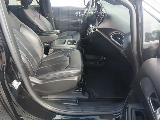 Used 2025 Black Chrysler Select image 27