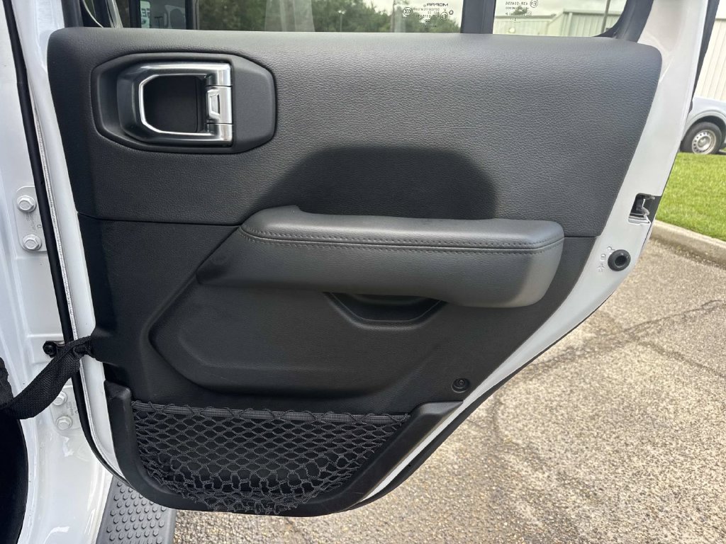 Used 2023 White Jeep Altitude image 21