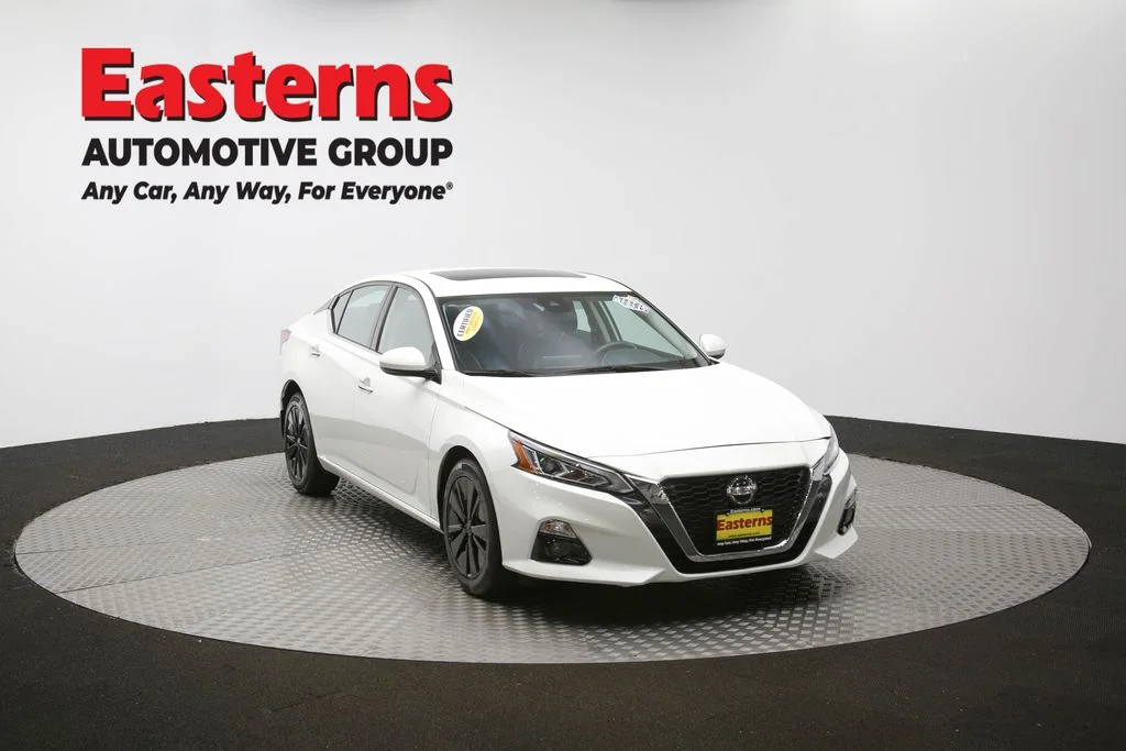 Used 2022 White Nissan 2.5 SL image 50