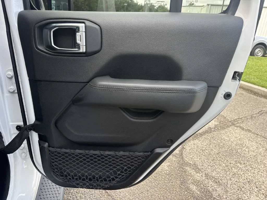 Used 2023 White Jeep Altitude image 21