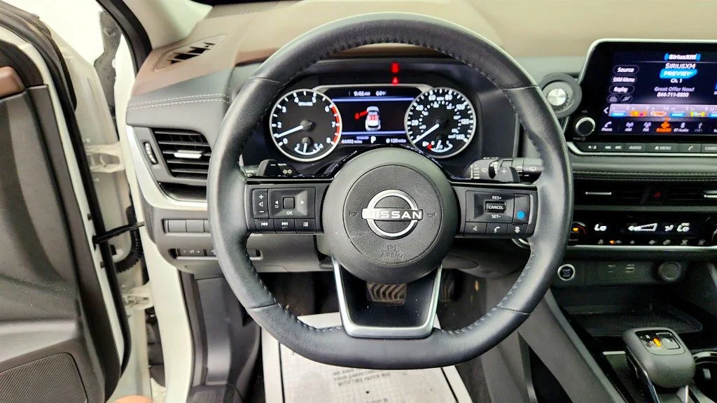 Used 2023 Pearl White Tricoat Nissan FWD SV image 13