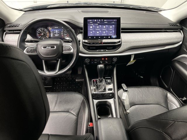 Used 2022 Diamond Black Crystal Pearlcoat Jeep Latitude Lux image 4