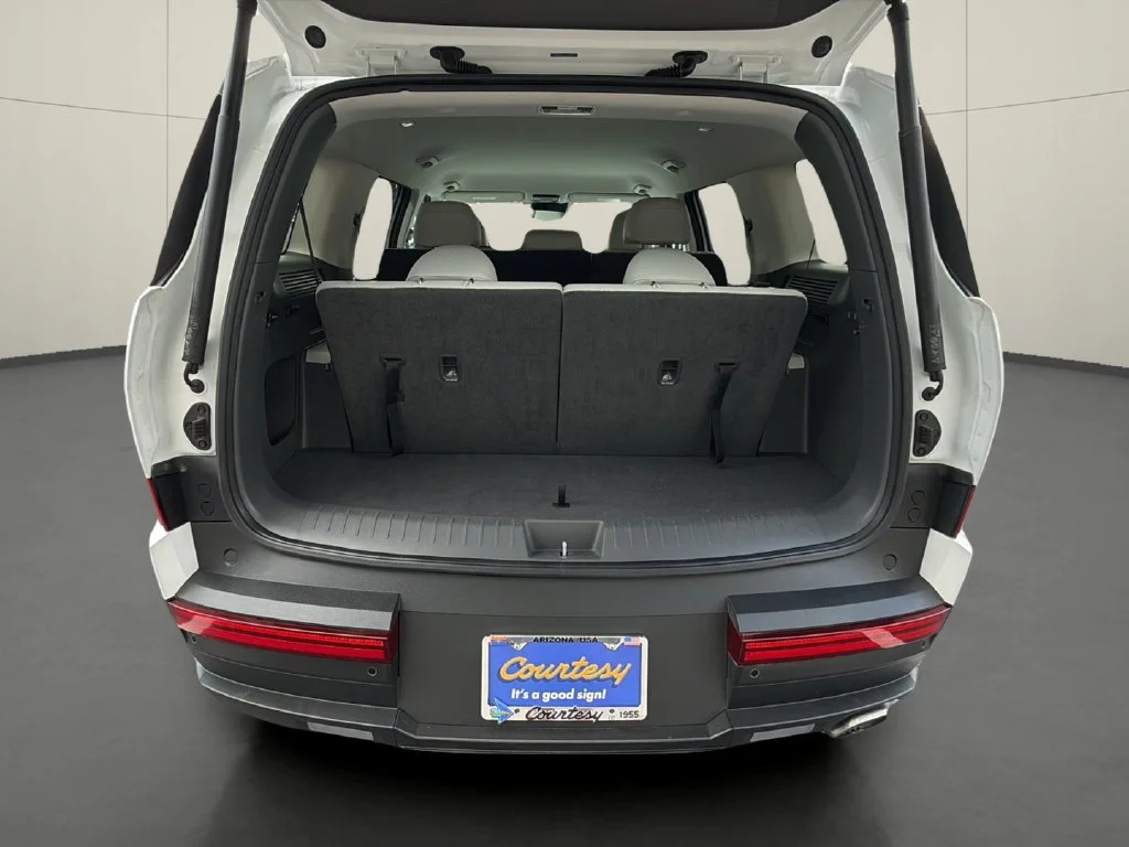 Used 2025 White Hyundai SEL image 11