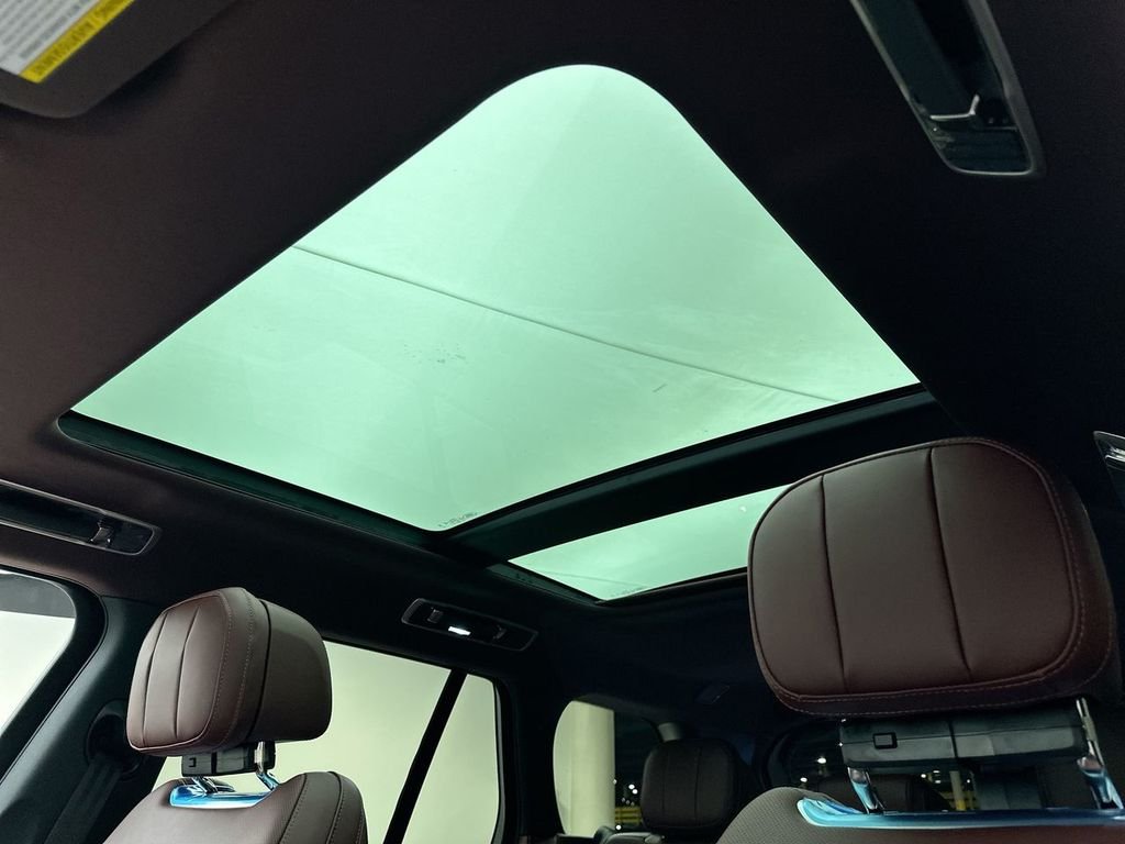 New 2026 Sunset Gold SV Bespoke Ultra Metallic Gloss Land Rover SE image 11