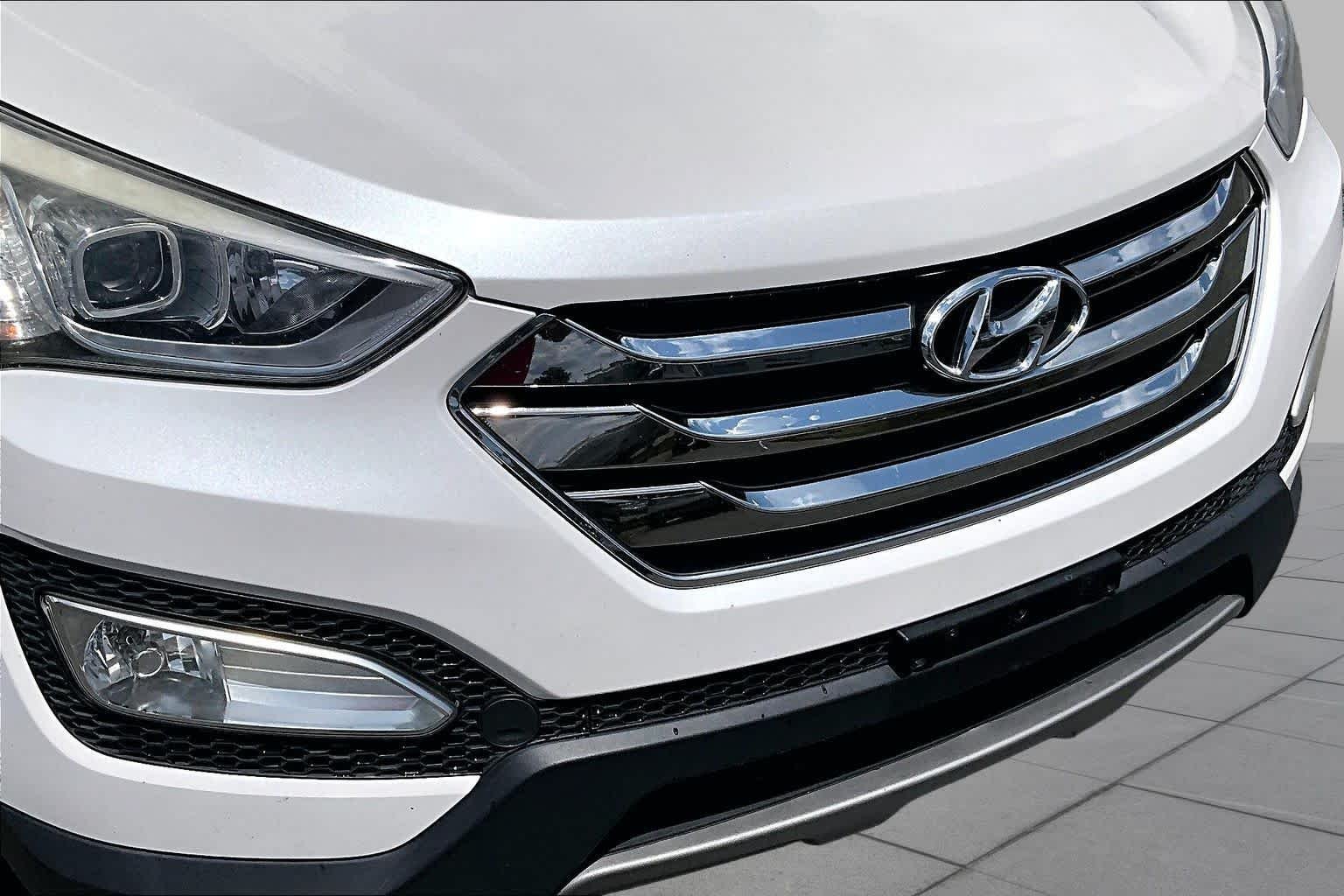 Used 2014 Frost White Pearl Hyundai  image 29