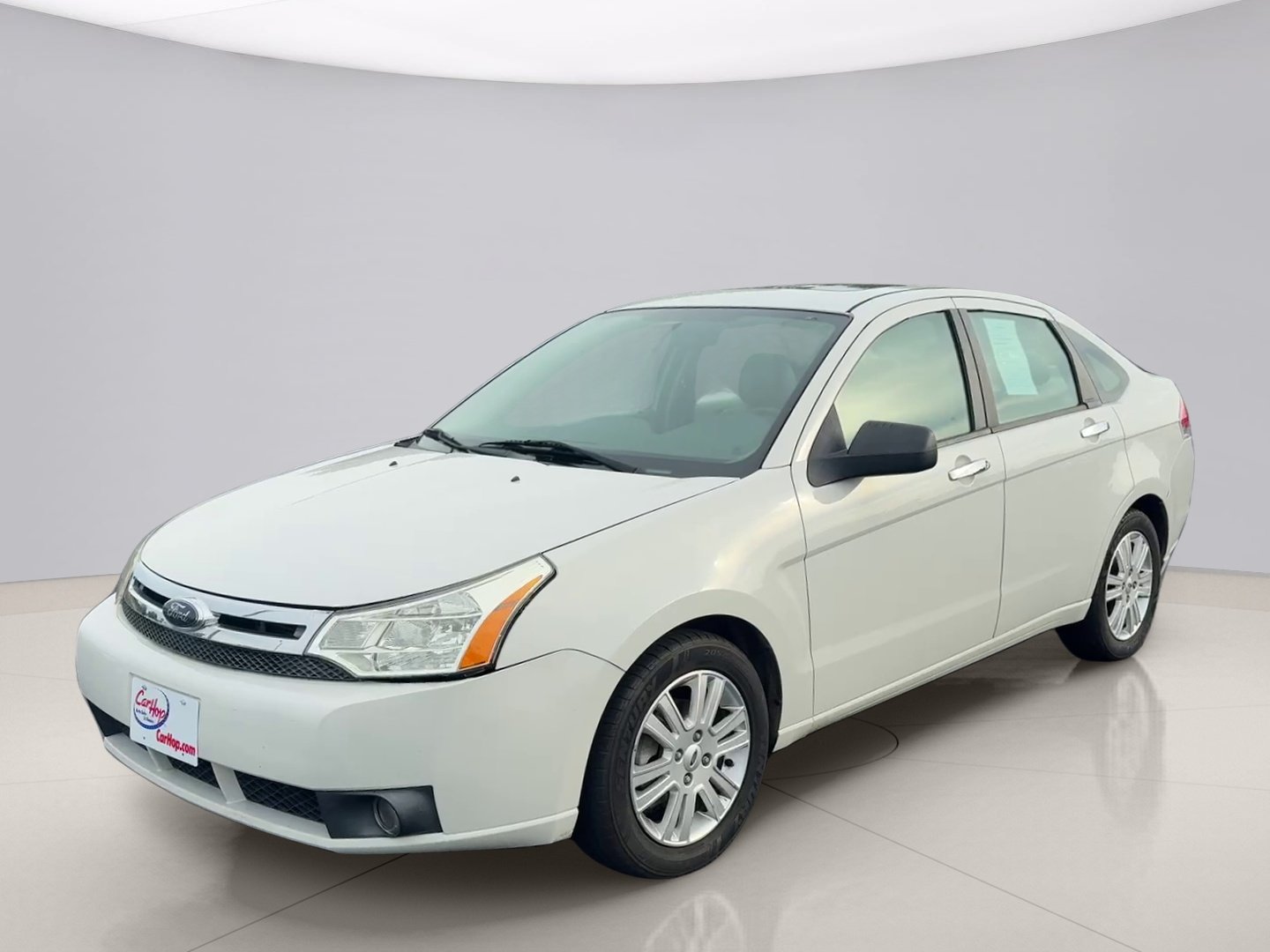 Used 2010 White Ford SEL image 1