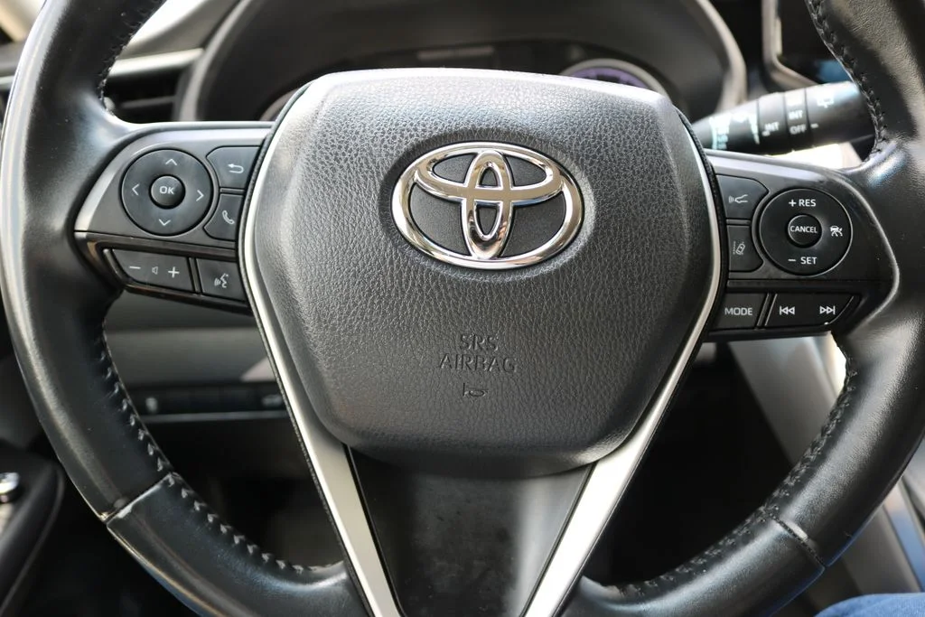Used 2021 White Toyota LE image 22