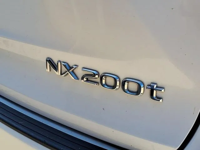 Used 2016 White Lexus  image 23