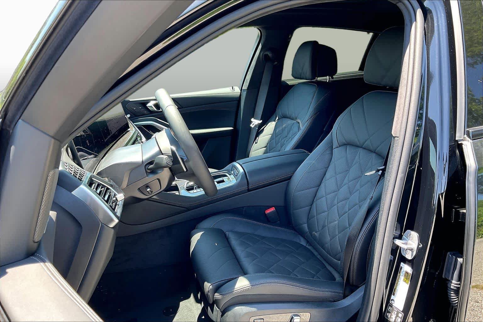 Used 2027 Black Sapphire Metallic BMW M60i image 7