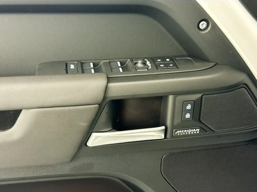 New 2026 Fuji White Land Rover X-Dynamic SE image 18
