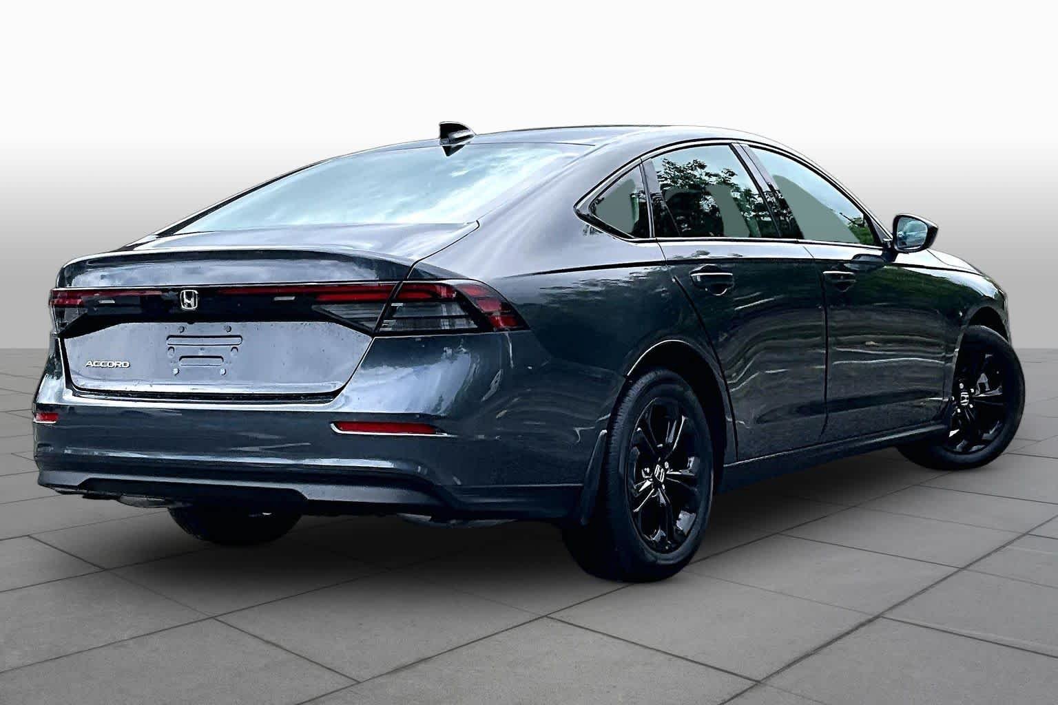 Used 2025 Meteorite Gray Metallic Honda SE image 12