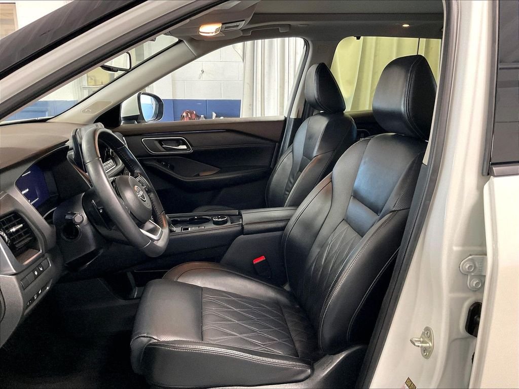 Used 2023 White Nissan Platinum image 10
