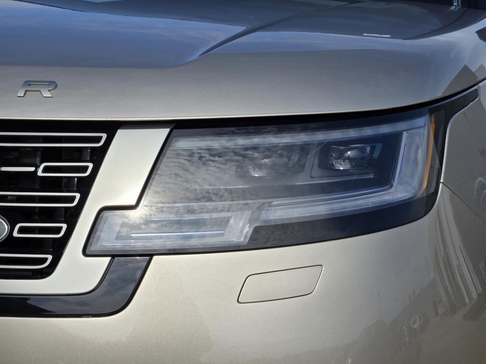 New 2026 Batumi Gold LAND ROVER SE PHEV image 8