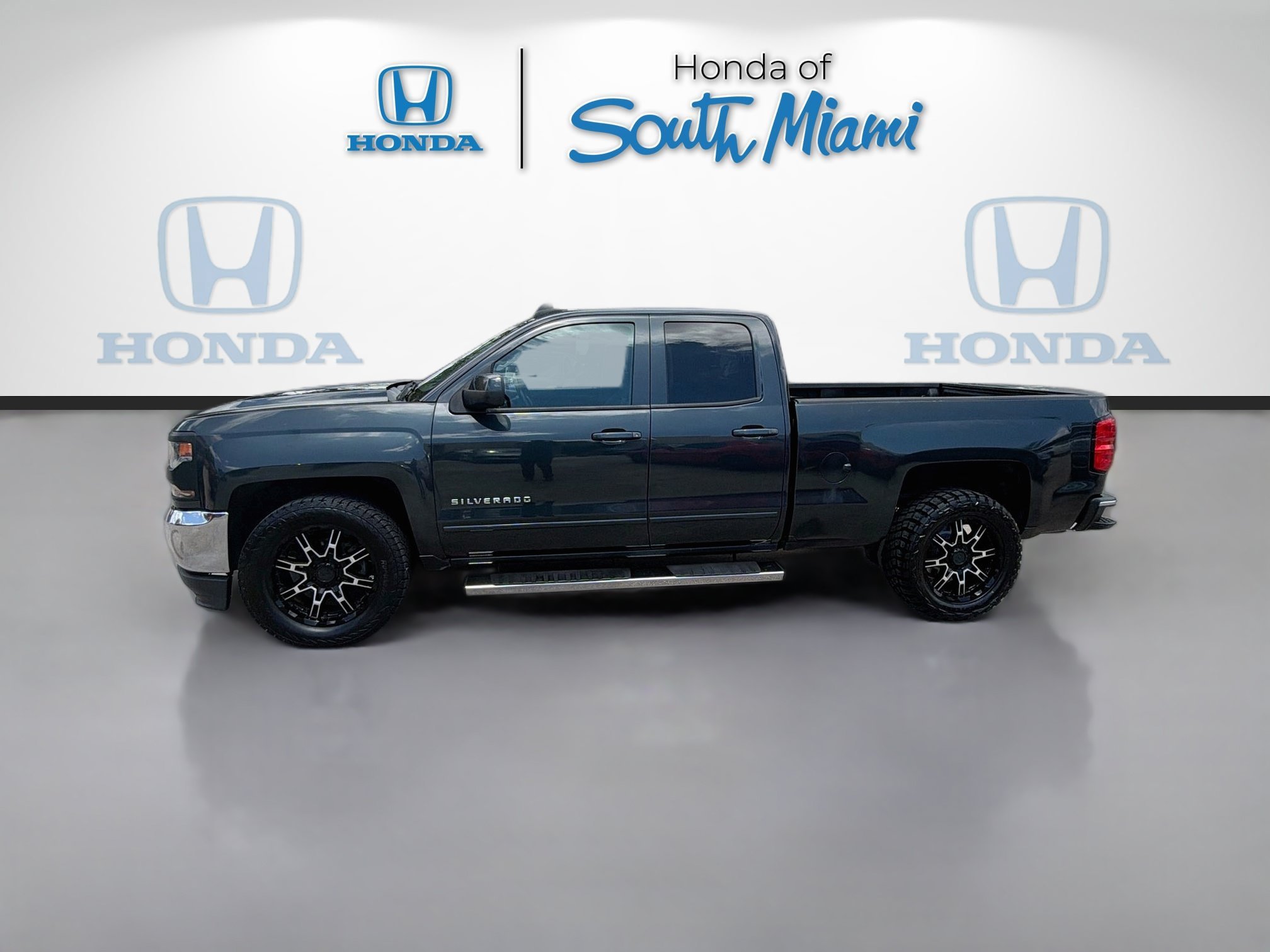 Used 2018 Graphite Metallic Chevrolet LT image 4