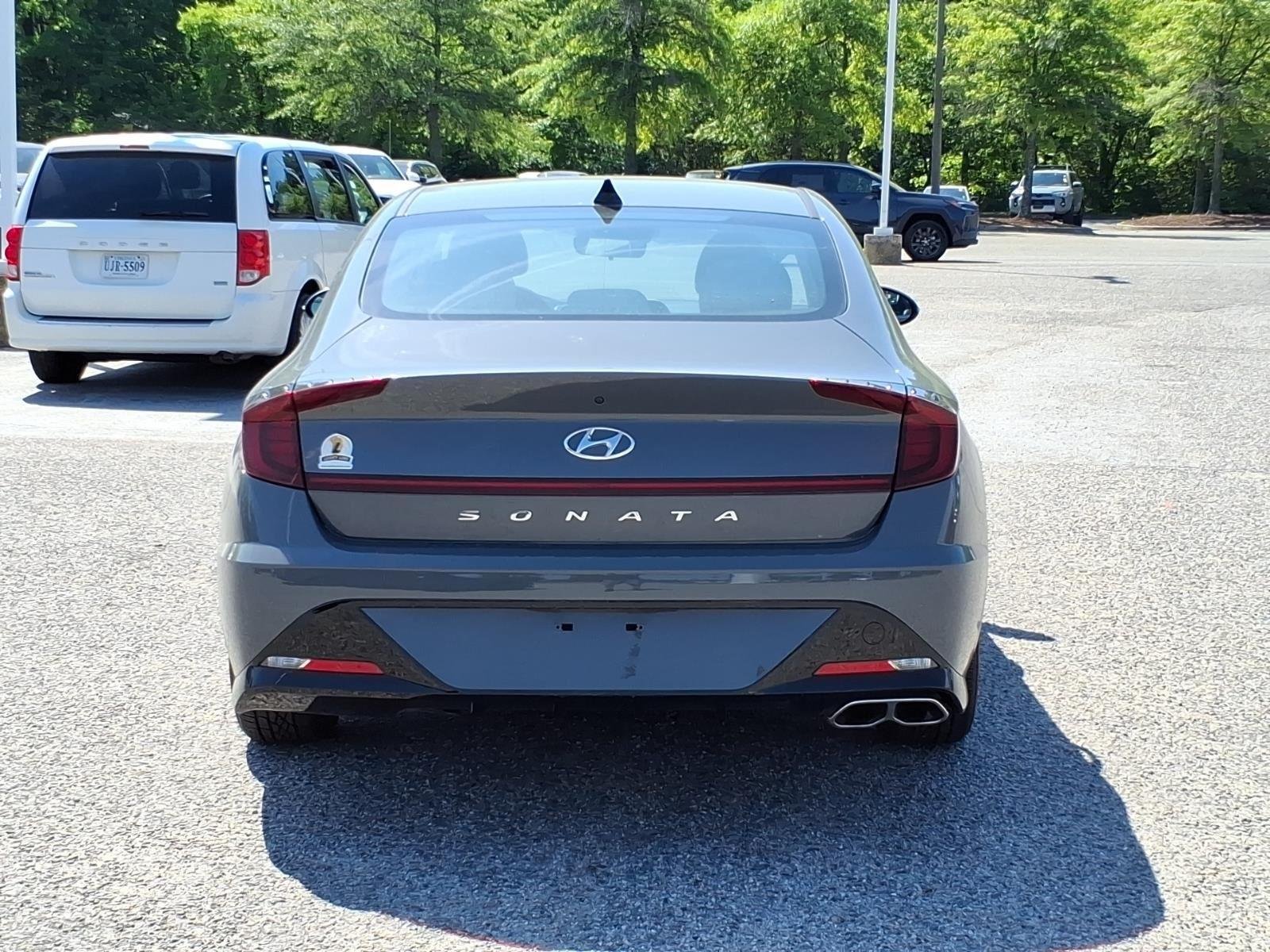 Used 2022 Hampton Gray Hyundai SEL image 9