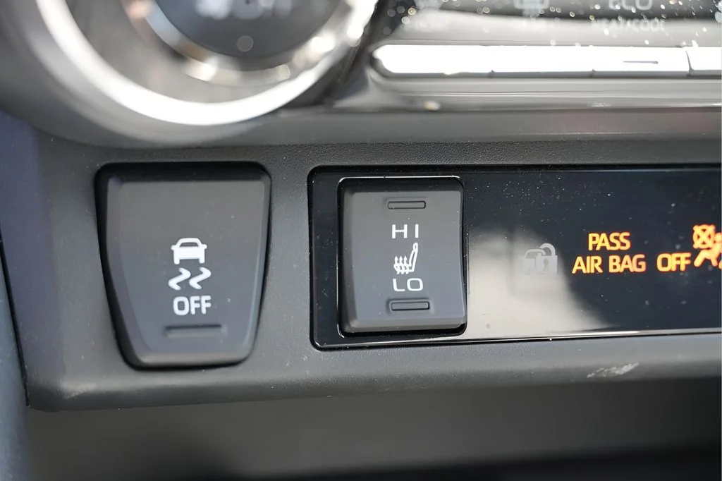 Used 2024 Wind Chill Pearl Toyota XLE Premium image 30
