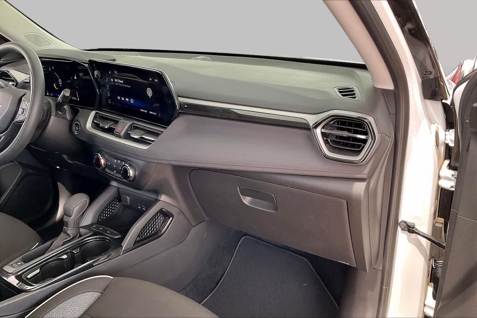 Used 2025 Summit White Chevrolet LS image 17