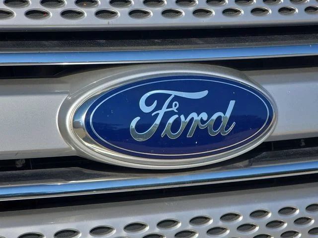 Used 2015 White Platinum Clearcoat Metallic Ford XLT image 35