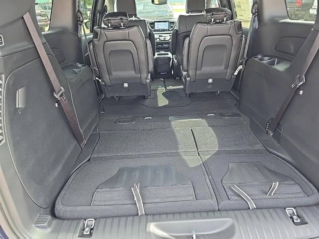 2025 Chrysler Pacifica Select - Photo 25