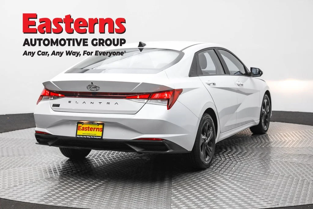 Used 2022 White Hyundai SEL image 5
