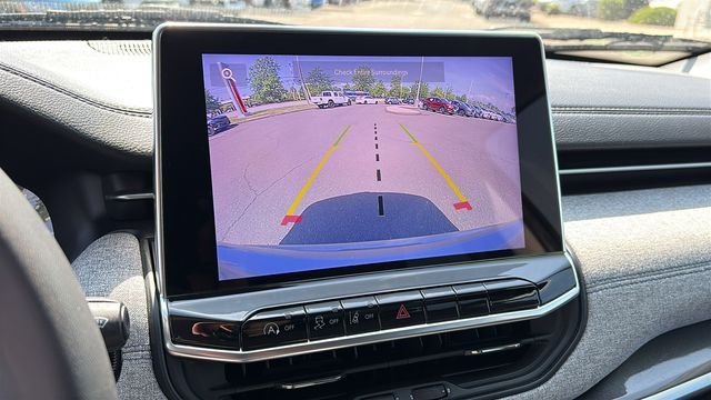 Used 2022 Silver Jeep Latitude image 16