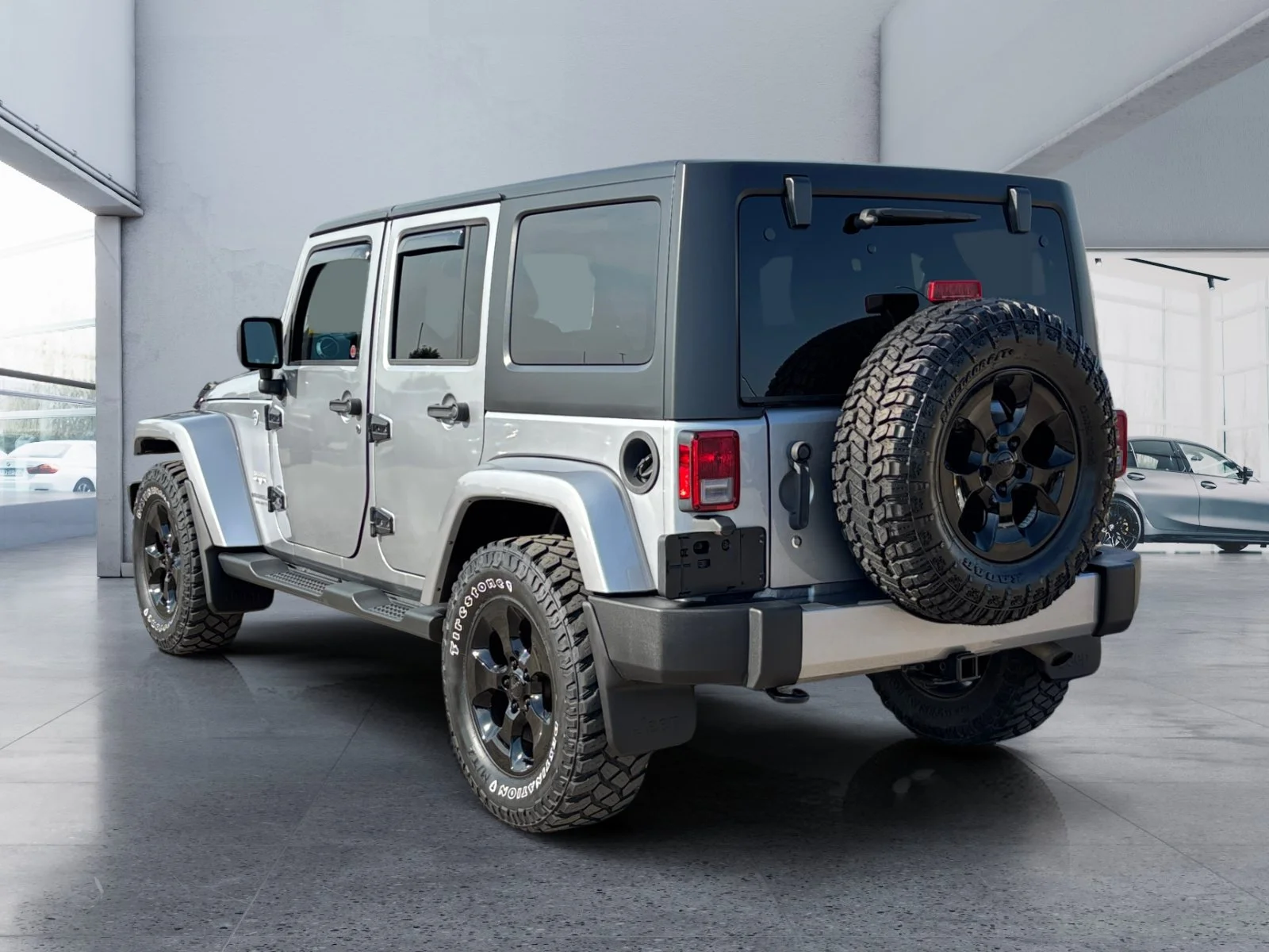 Used 2016 Silver Jeep Sahara image 3