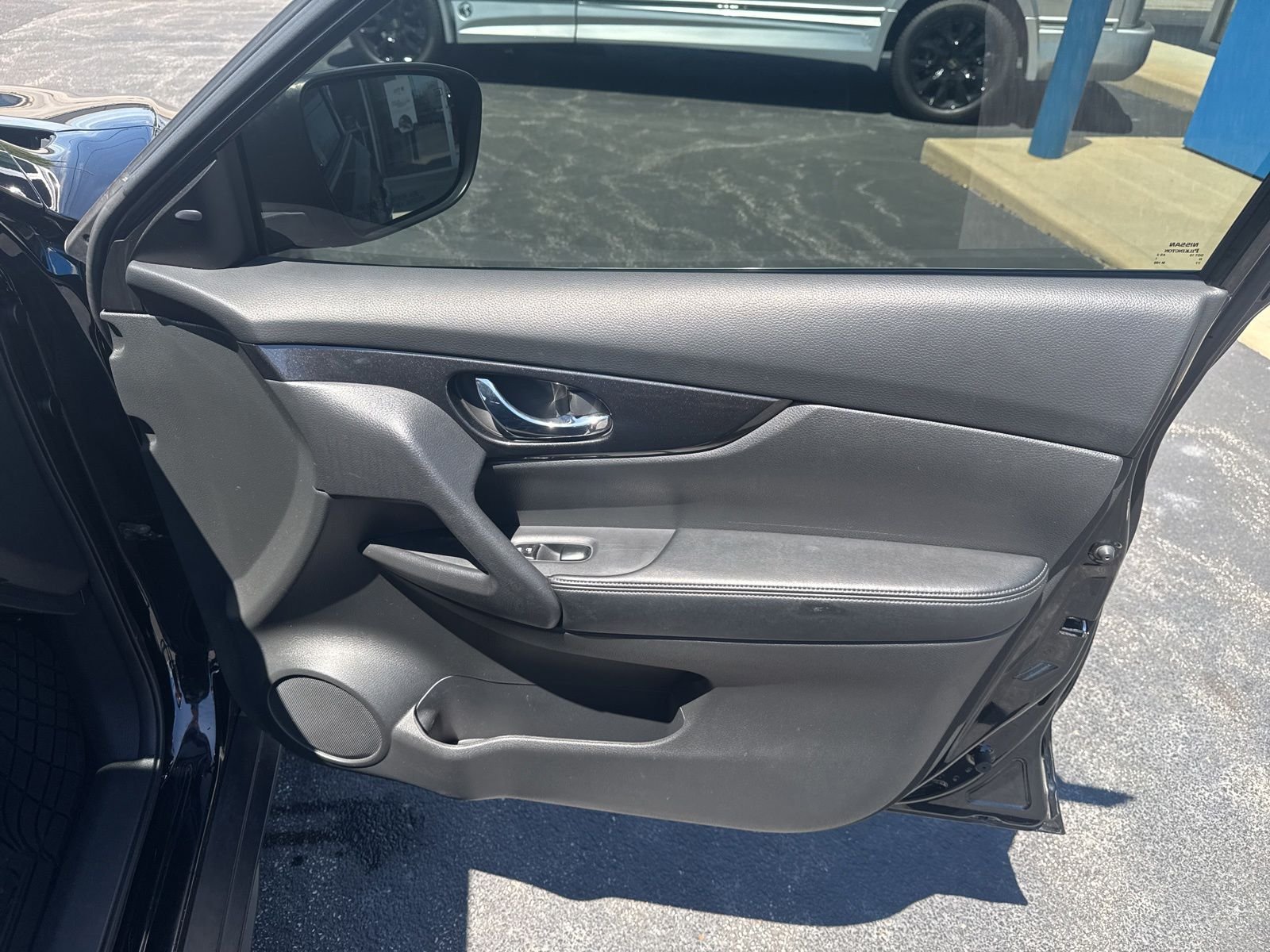 Used 2018  Nissan S image 22