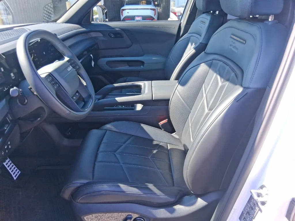Used 2027 White Kia X-Line SX image 16