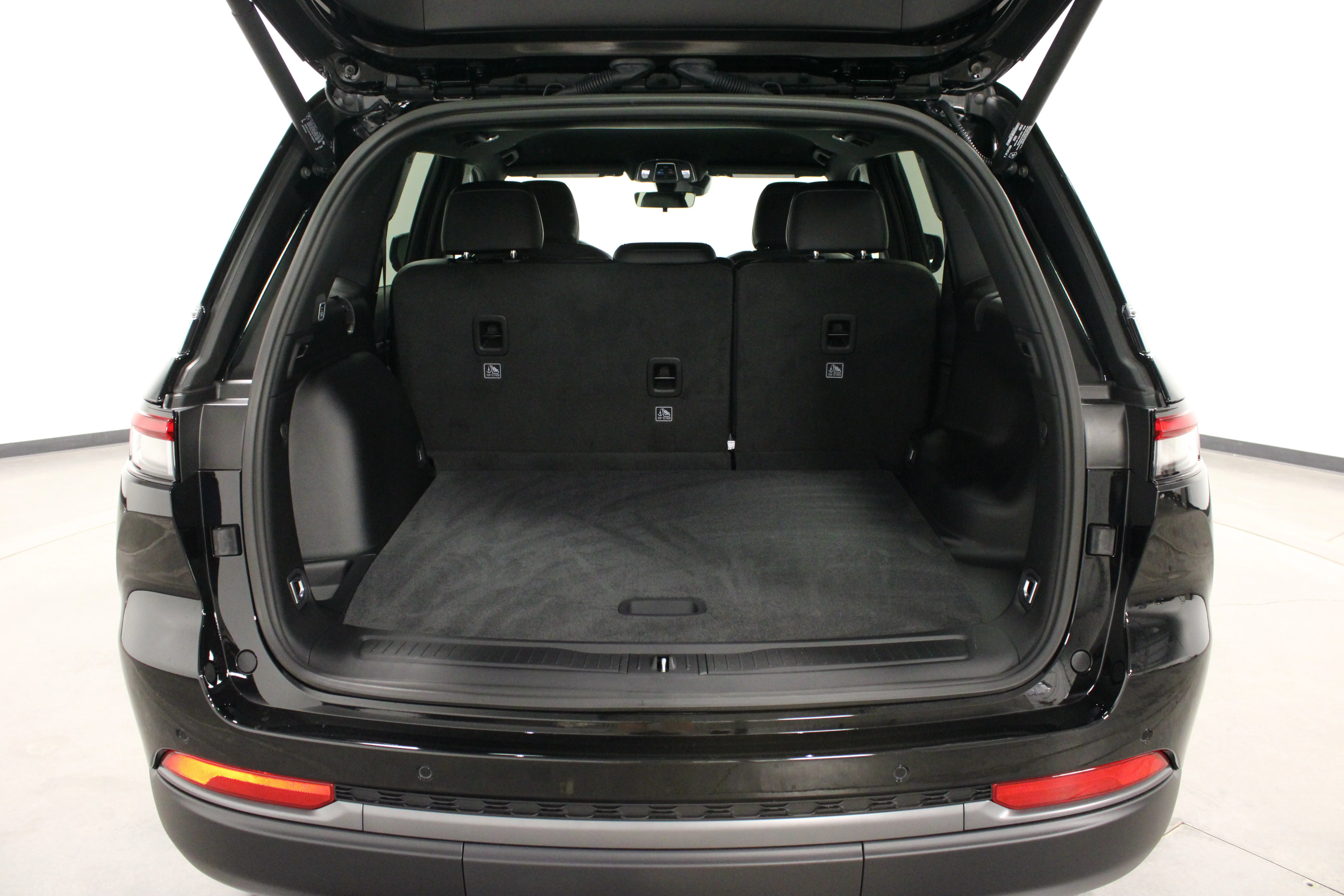 New 2026 Diamond Black Crystal Pearlcoat Jeep Laredo Altitude image 12