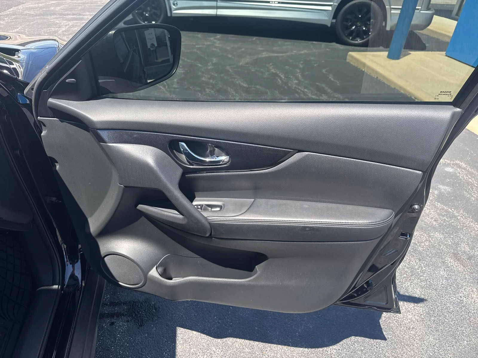 Used 2018  Nissan S image 22