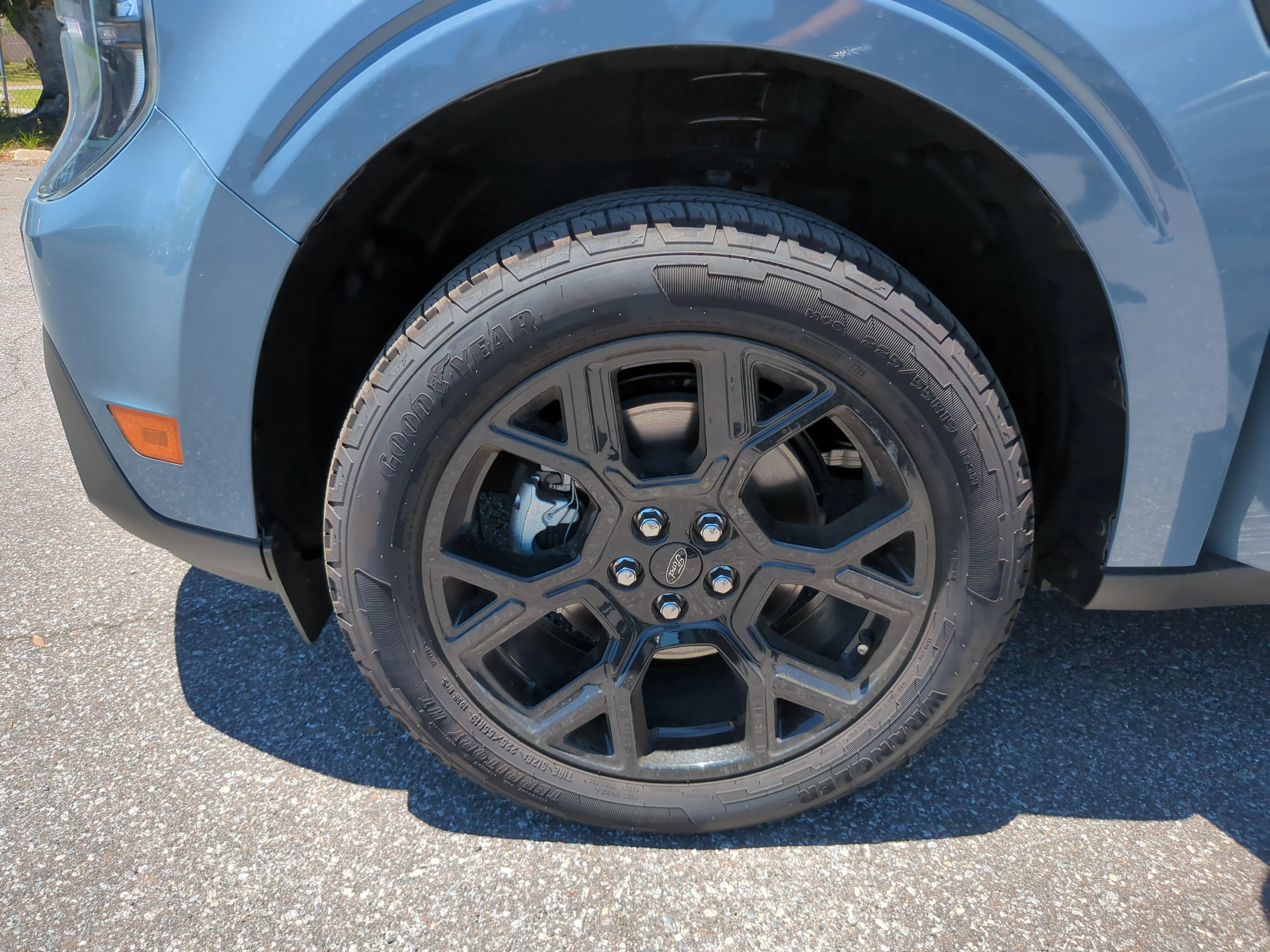 New 2025 Azure Gray Metallic Tri-Coat Ford XLT image 29