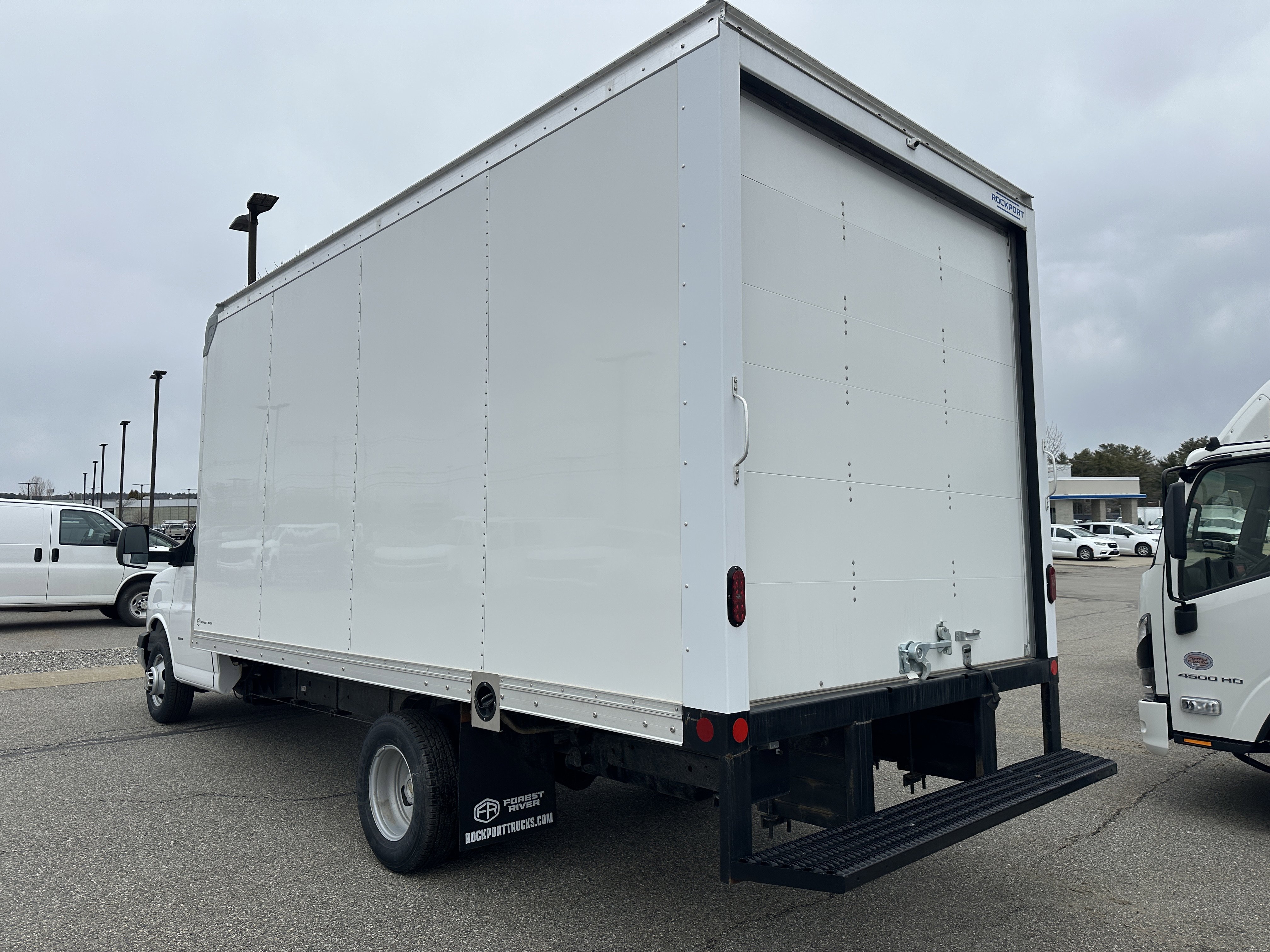 New 2026 Summit White Chevrolet 1WT image 3