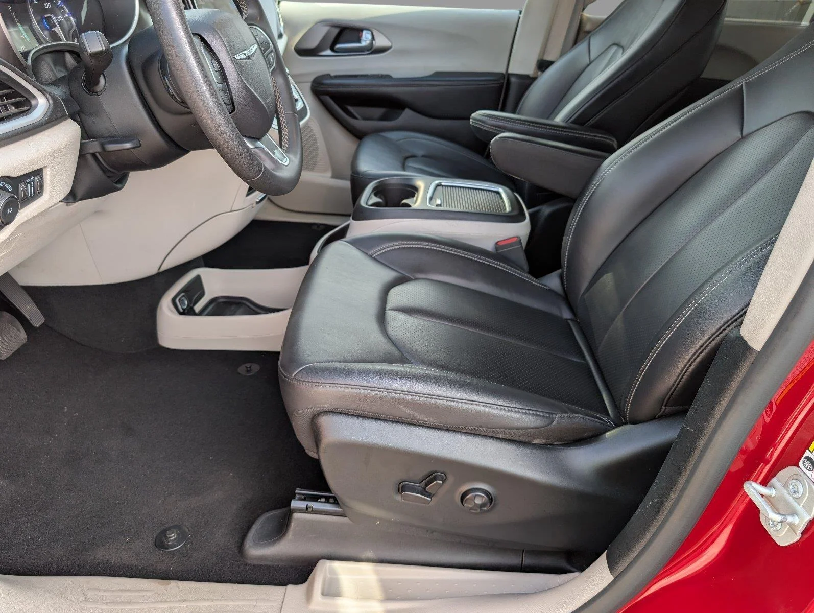 Used 2024 Red Hot Pearlcoat Chrysler Touring L image 13