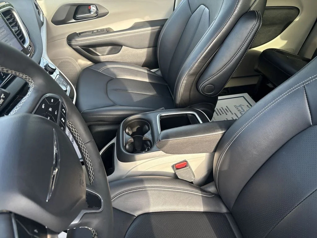 Used 2024 White Chrysler Touring L image 20