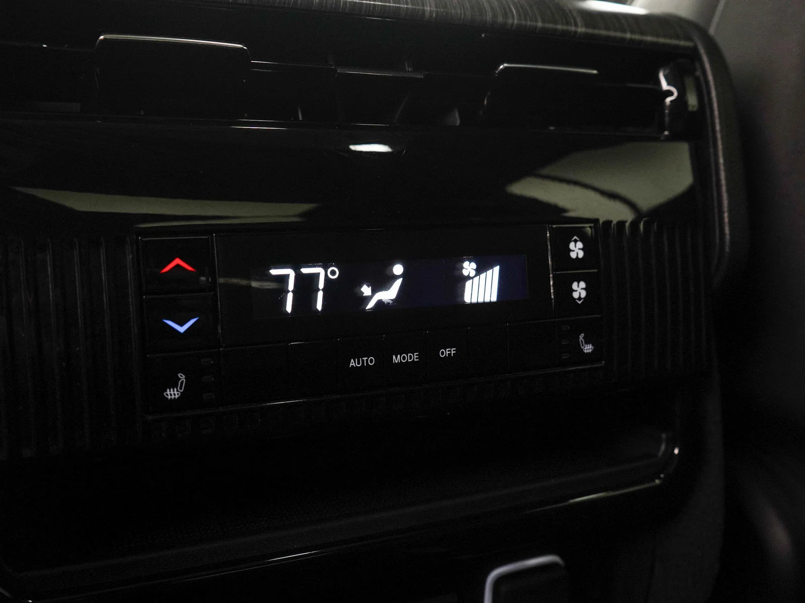 Used 2023 Diamond Black Crystal Pearlcoat Jeep Series II image 18