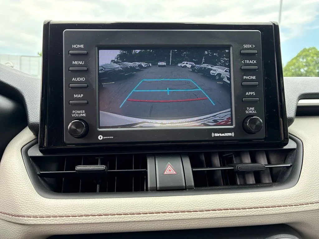 Used 2022 White Toyota XLE image 21