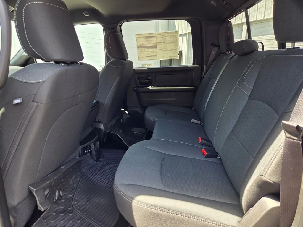 New 2026 Diamond Black Crystal Pearl-Coat Exterior Paint RAM Tradesman image 15