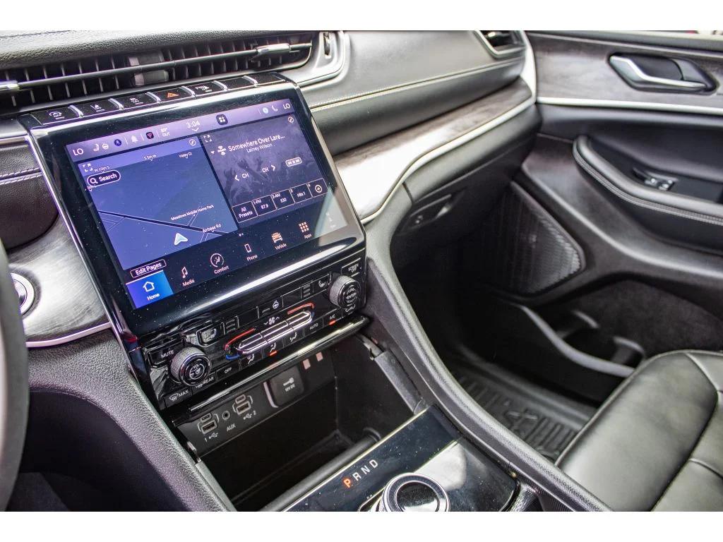 Used 2024 Diamond Black Crystal Pearlcoat Jeep Limited image 44