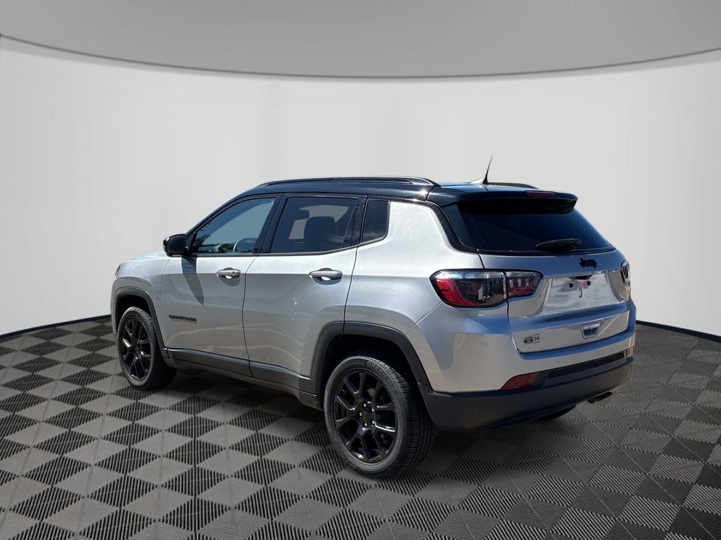 Used 2022 Silver Jeep Latitude image 5