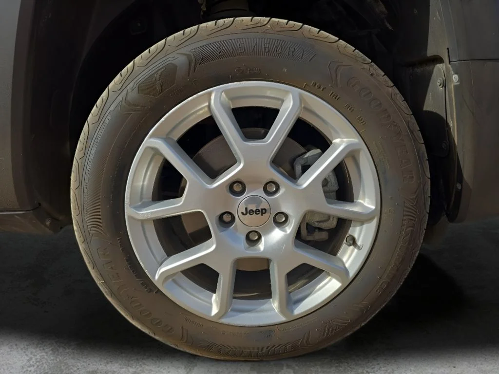 Used 2022  Jeep Latitude image 38
