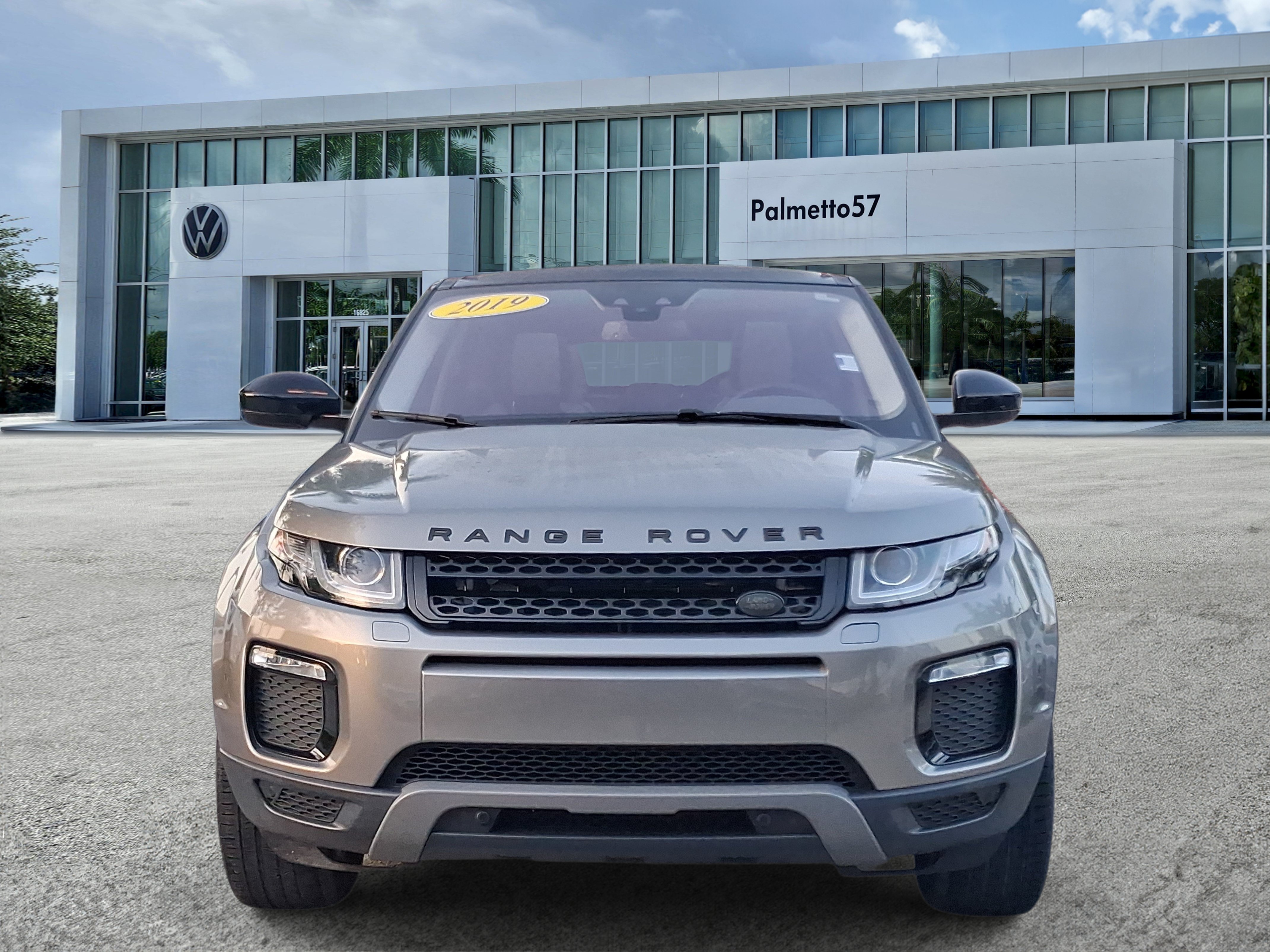 Used 2019  Land Rover SE image 2