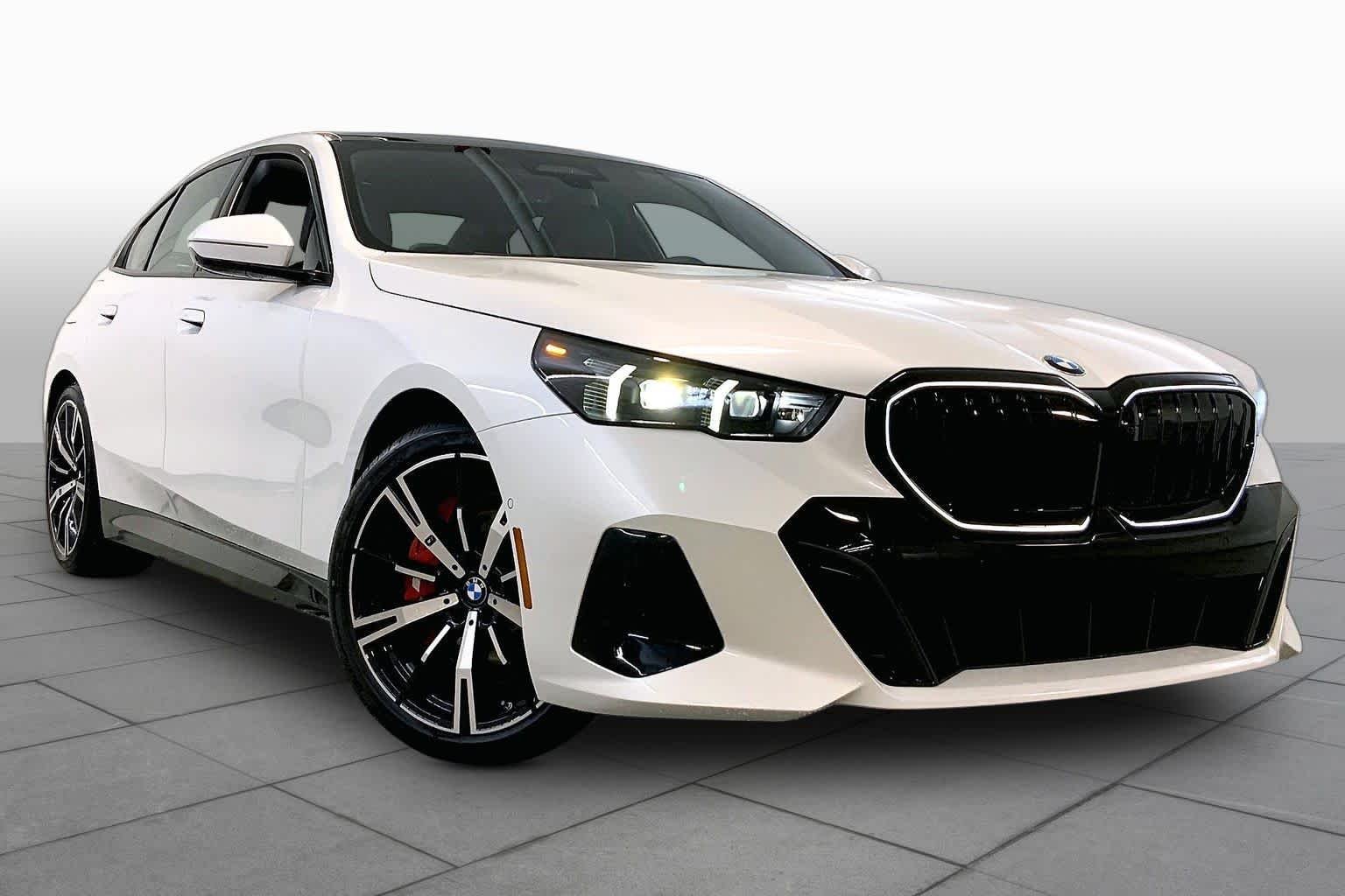 New 2027 Mineral White Metallic BMW 540i xDrive image 2