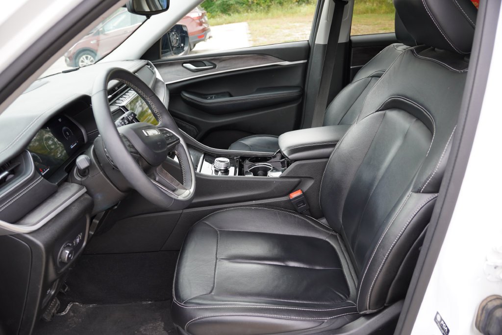 Used 2023 White Jeep Limited image 5