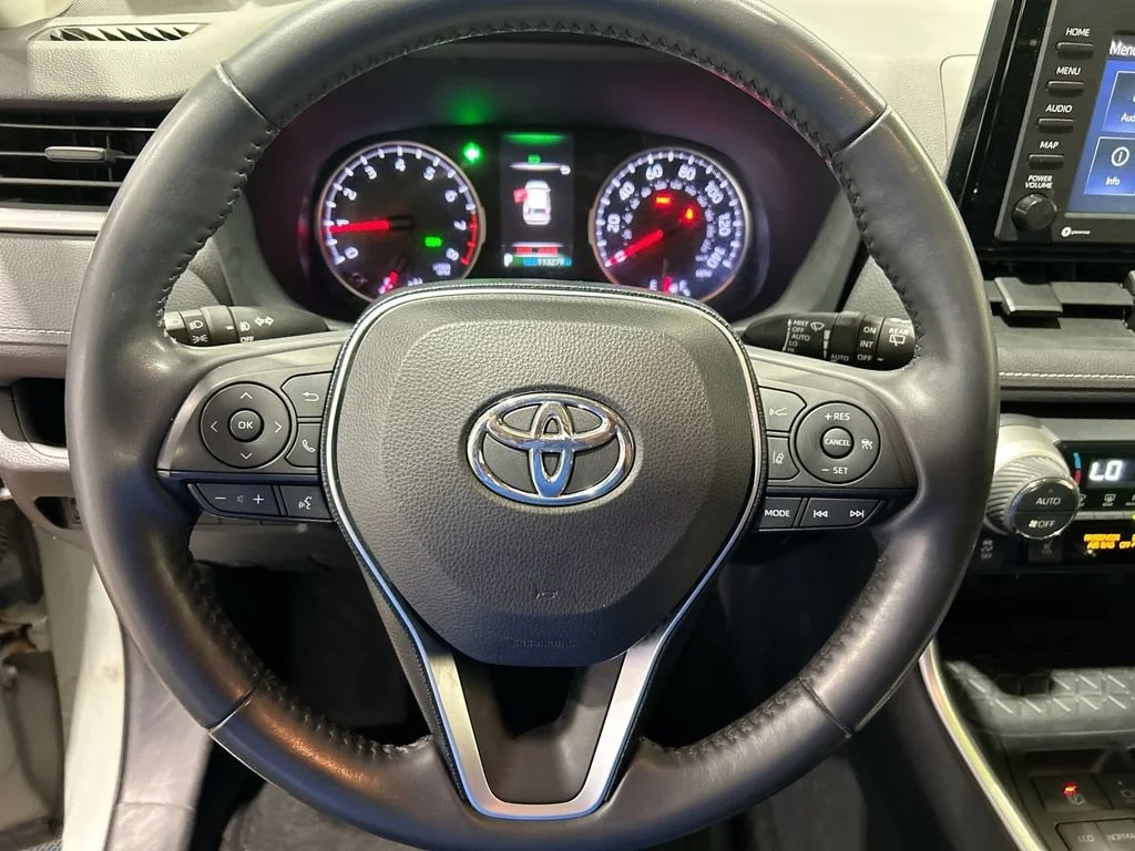 Used 2020  Toyota XLE image 30